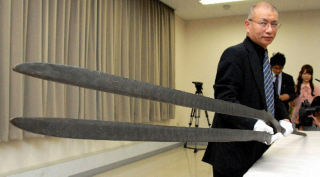 Illustration for article titled Master Japanese craftsmen make real-life versions of Evangelion weapons